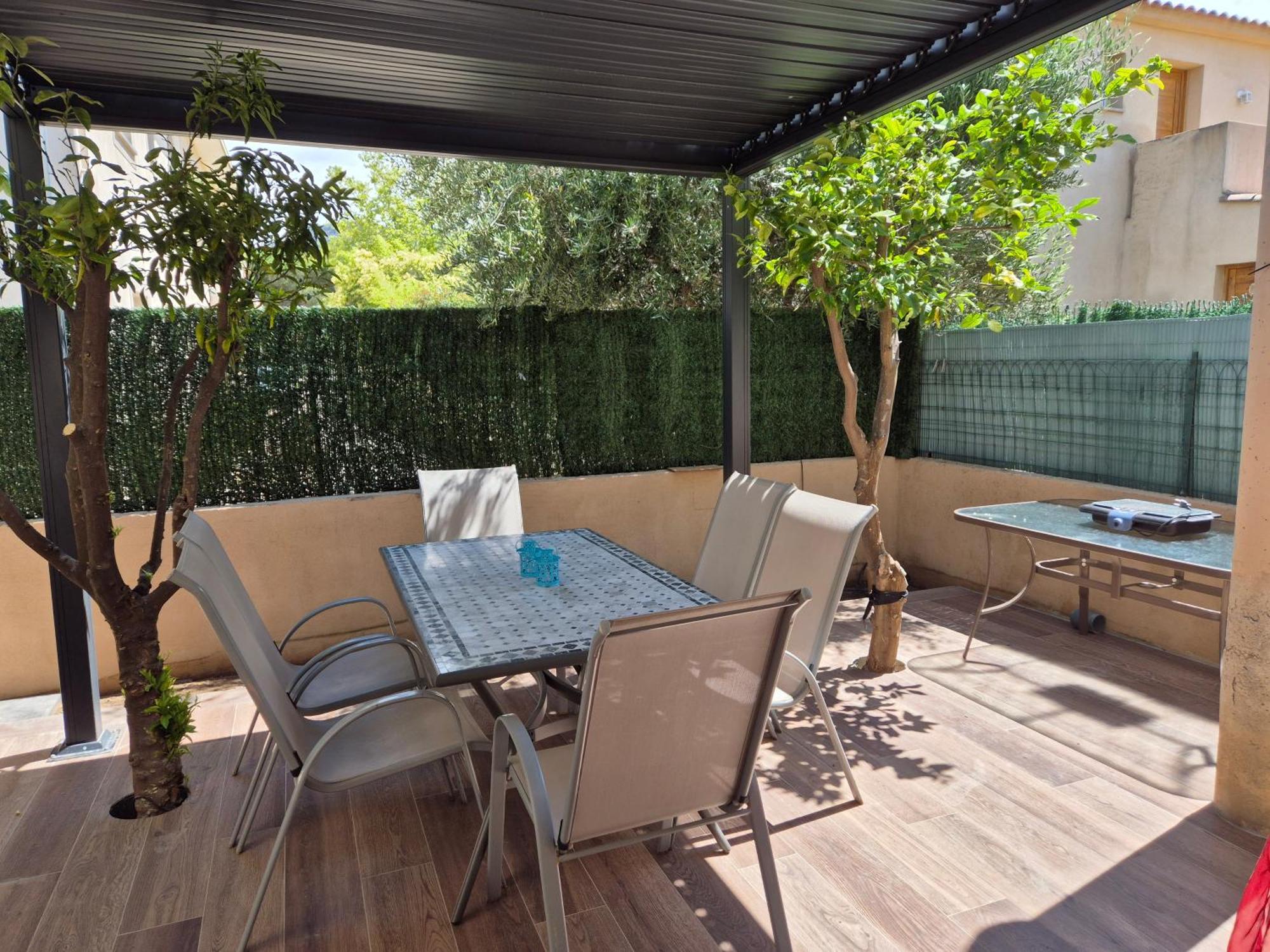 Joli Appartement Climatise Avec Terrasse A Moin 10 Minutes A Pieds De La Plage กาลวี ภายนอก รูปภาพ